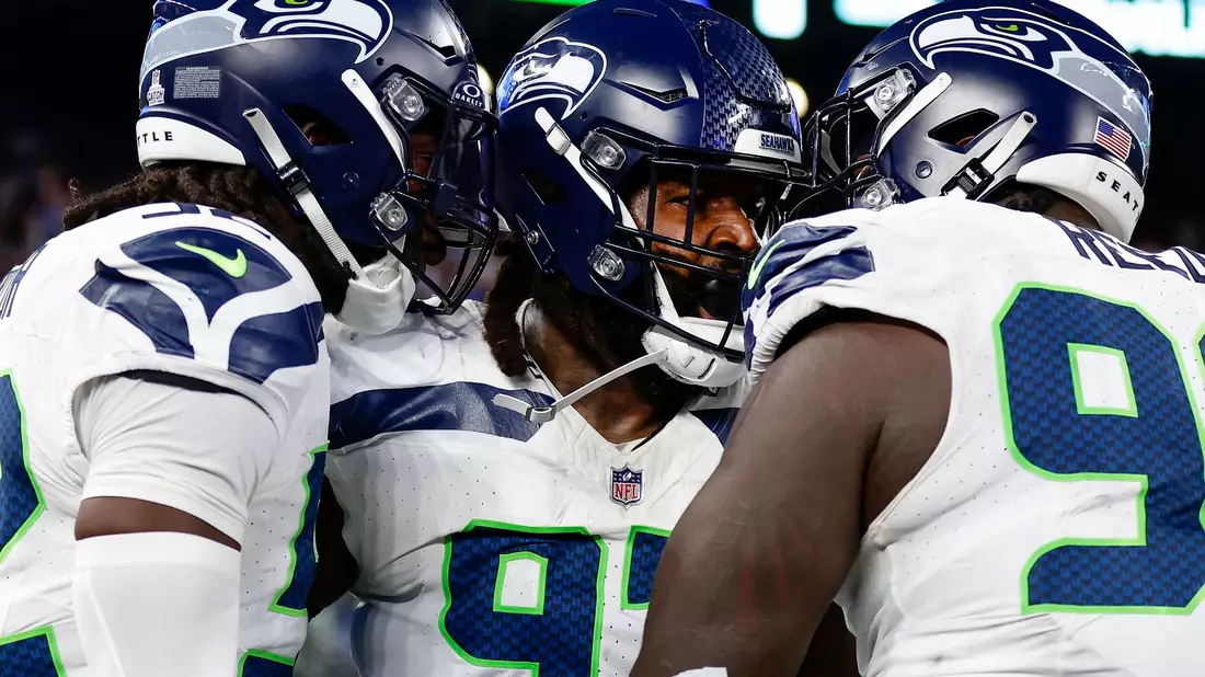Seattles Mario Edwards Jr. (M.) lässt sich feiern, nachdem er einen Ballverlust von Giants-Quarterback Daniel Jones forciert hat. - Bild: Adam Hunger/AP/dpa