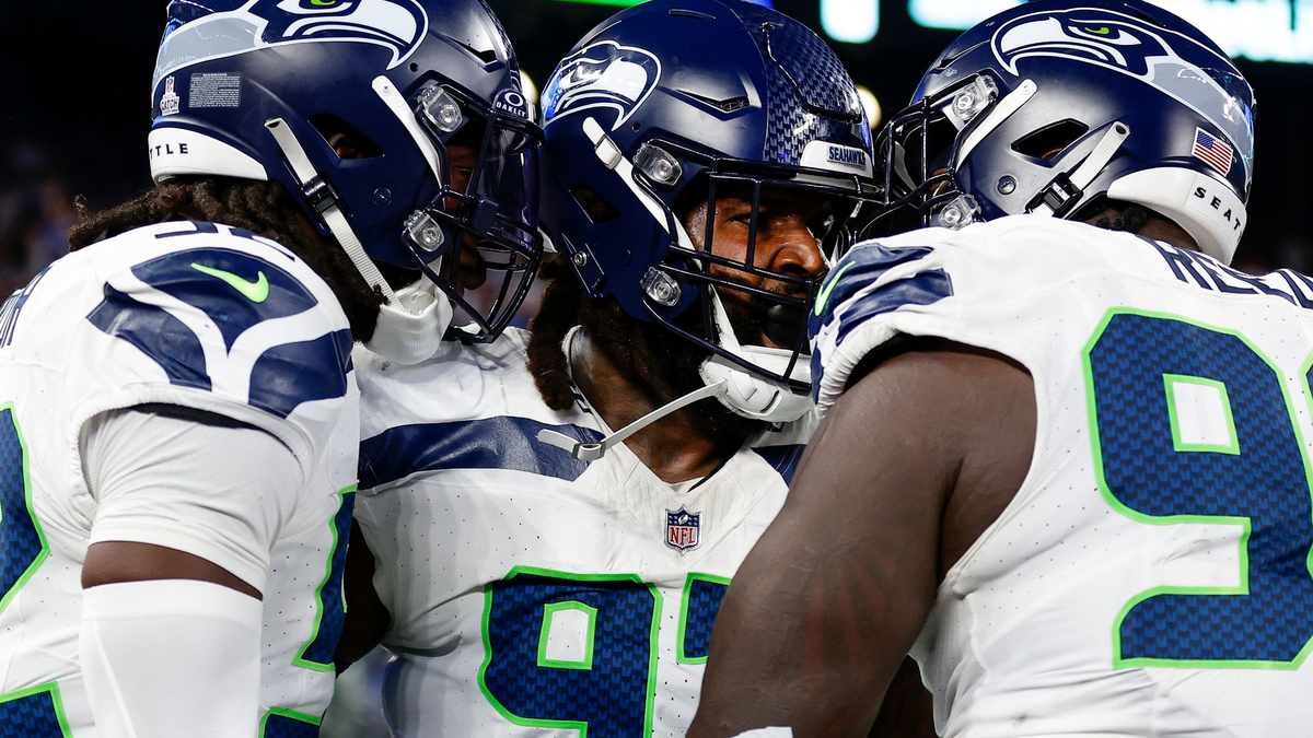 Seattles Mario Edwards Jr. (M.) lässt sich feiern, nachdem er einen Ballverlust von Giants-Quarterback Daniel Jones forciert hat. - Foto: Adam Hunger/AP/dpa