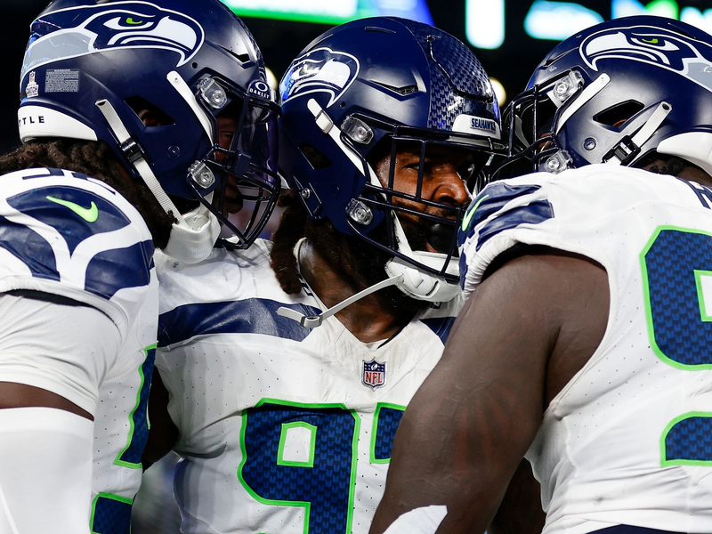 Seattles Mario Edwards Jr. (M.) lässt sich feiern, nachdem er einen Ballverlust von Giants-Quarterback Daniel Jones forciert hat. - Foto: Adam Hunger/AP/dpa