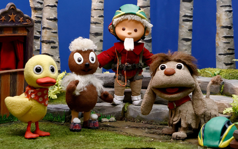 Die Figuren Schnatterinchen (l-r), Pittiplatsch, Sandmann und Moppi: Die «Sandmann»-Folgen sind Erbe der DDR. - Foto: Carsten Koall/dpa