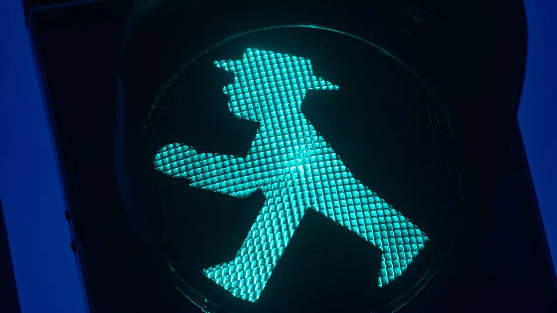 Ein grünes Ampelmännchen - ein Teil der DDR leuchtet weiter. - Bild: Stefan Sauer/dpa