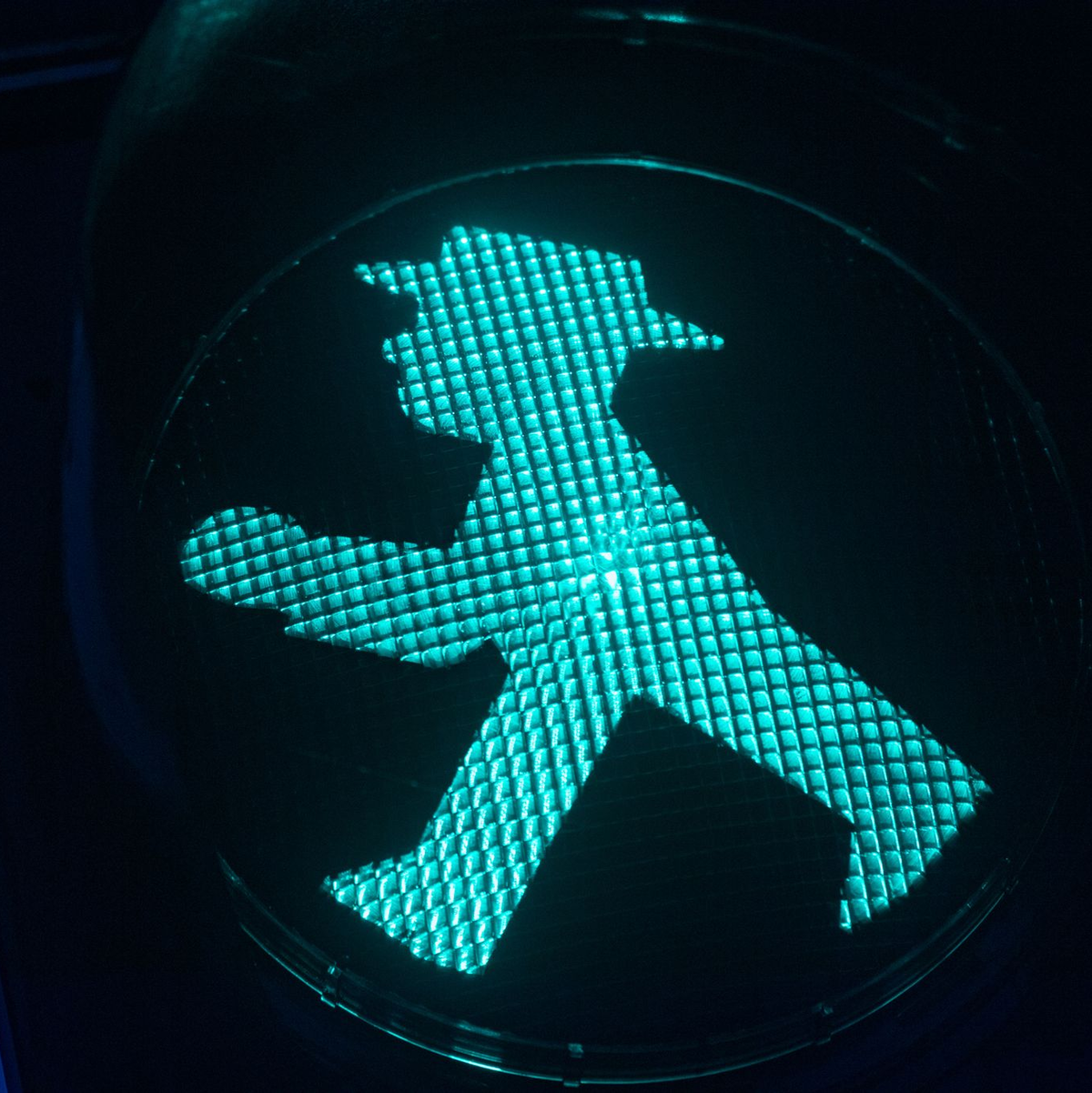 Ein grünes Ampelmännchen - ein Teil der DDR leuchtet weiter. - Foto: Stefan Sauer/dpa