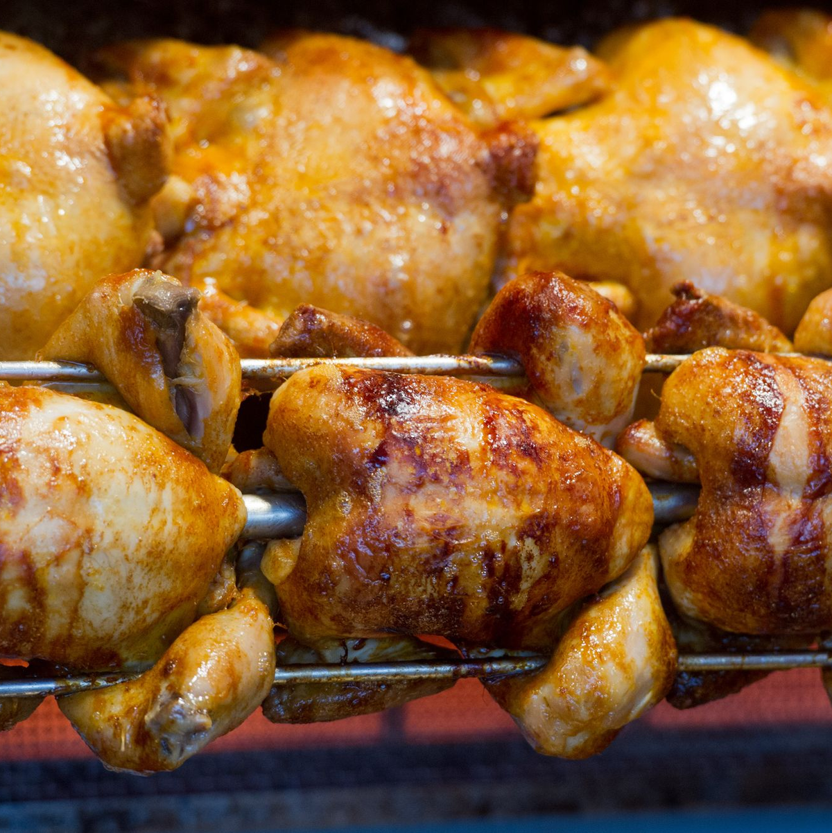 Broiler waren zu Zeiten der DDR nicht selten - und erfreuen sich auch heute noch großer Beliebtheit. - Foto: Stefan Sauer/dpa-Zentralbild/dpa