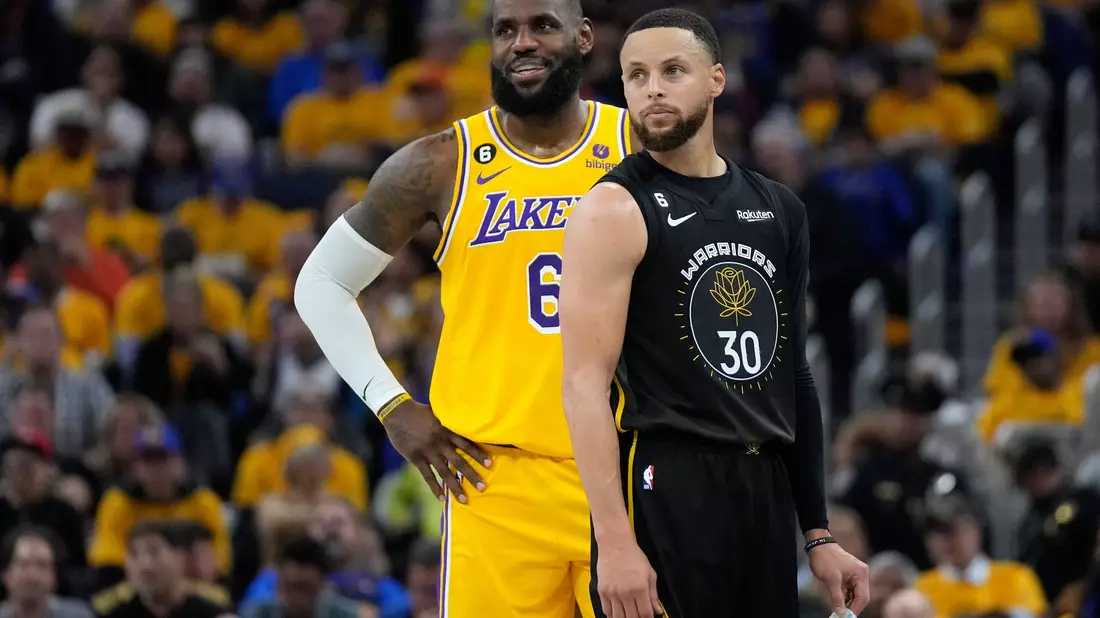 Stephen Curry (r) und LeBron James können sich vorstellen, bei den Olympischen Spielen in Paris dabei zu sein. - Bild: Jeff Chiu/AP/dpa