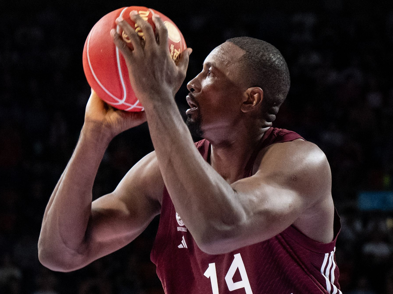Beim FC Bayern der neue Star: Serge Ibaka. - Foto: Sven Hoppe/dpa