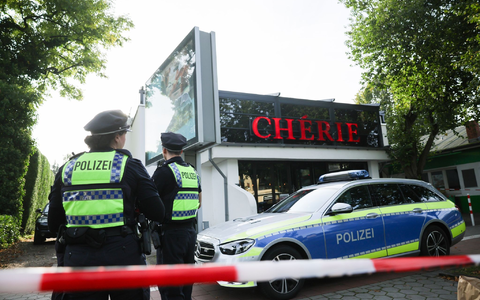 Polizeibeamte stehen vor der Shisha-Bar in Hamburg, wo ein 24-Jähriger erschossen worden war. - Foto: Christian Charisius/dpa