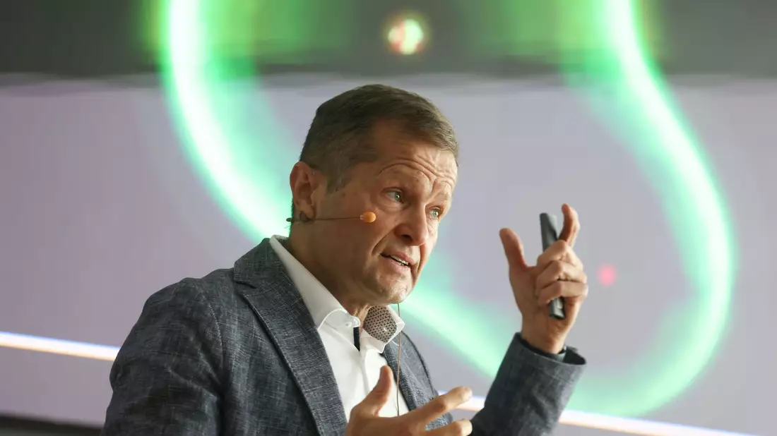 Der österreichisch-ungarische Physik-Nobelpreisträger Ferenc Krausz spricht im Max-Planck-Institut für Quantenoptik (MPQ) in Garching bei München. - Bild: Karl-Josef Hildenbrand/dpa