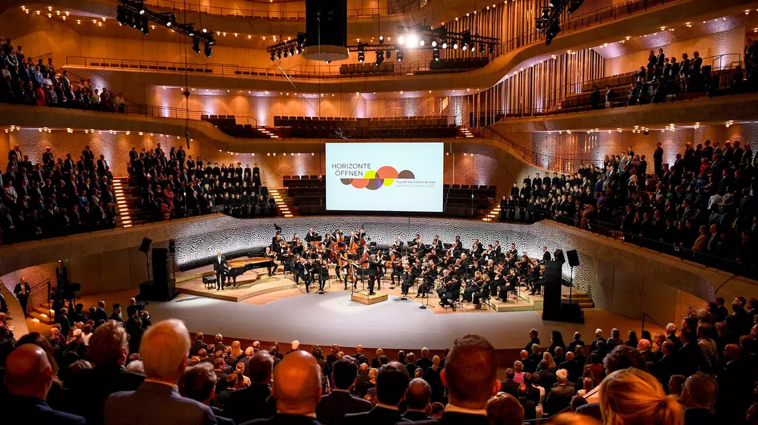 Der Festakt anlässlich der deutschen Wiedervereinigung in der Elbphilharmonie. - Bild: Gregor Fischer/Pool AP/AP
