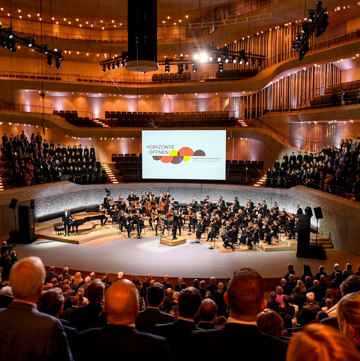 Der Festakt anlässlich der deutschen Wiedervereinigung in der Elbphilharmonie. - Foto: Gregor Fischer/Pool AP/AP