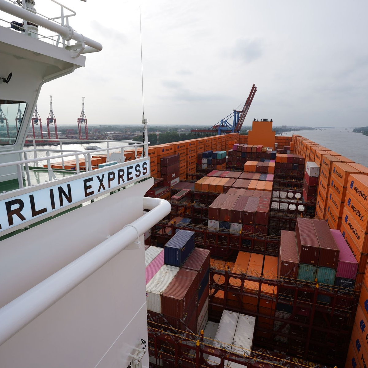Blick von der Brücke über das Hapag-Lloyd-Containerschiff «Berlin Express» im Hamburger Hafen. - Foto: Marcus Brandt/dpa