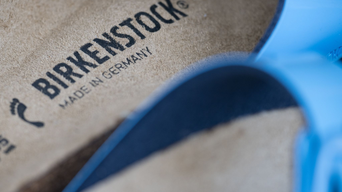 Der Schuhhersteller Birkenstock hat die Bedingungen für seinen in den USA geplanten Börsengang festgelegt. - Foto: Sebastian Christoph Gollnow/dpa
