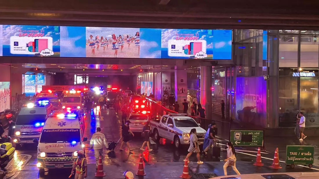 Krankenwagen warten vor einem Ausgang des Siam Paragon Einkaufszentrums, während die Kunden hinausstürmen. - Bild: Tian Macleod Ji/AP/dpa