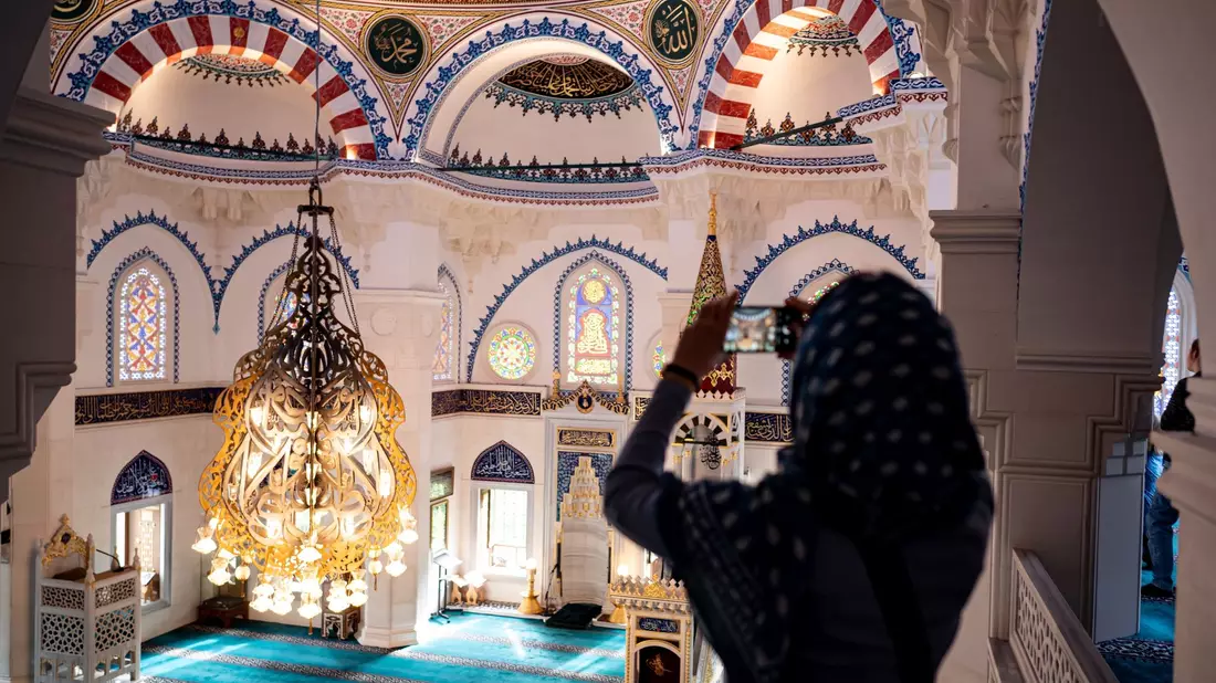 Eine Besucherin fotografiert die Sehetlik-Moschee am Columbiadamm in Berlin. - Bild: Fabian Sommer/dpa
