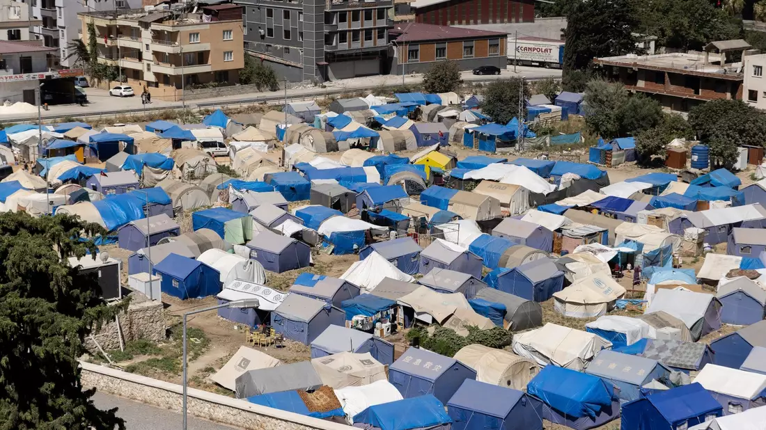Eine Zeltstadt für die Überlebenden des Erdbebens im Stadtzentrum von Antakya. - Bild: Bradley Secker/dpa
