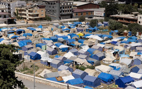 Eine Zeltstadt für die Überlebenden des Erdbebens im Stadtzentrum von Antakya. - Foto: Bradley Secker/dpa
