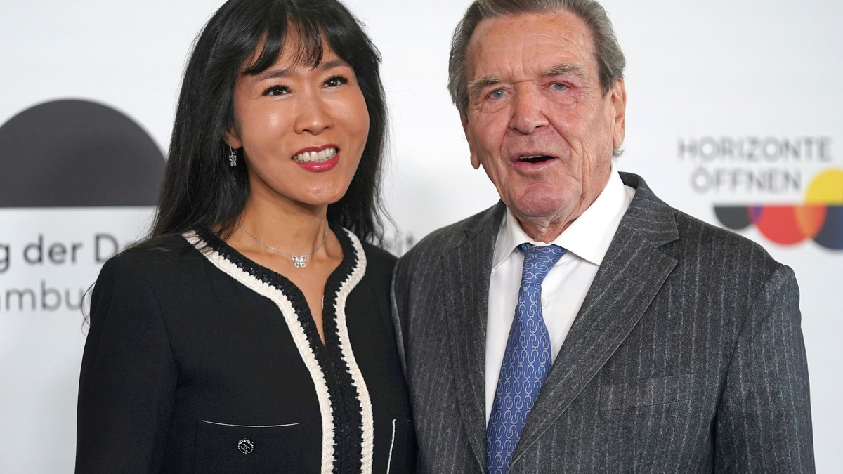 Altkanzler Gerhard Schröder (SPD) und seine Ehefrau kommen auf die Plaza der Elbphilharmonie zum Festakt der Deutschen Einheit. - Foto: Marcus Brandt/dpa