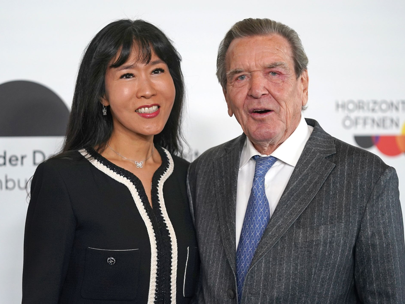 Altkanzler Gerhard Schröder (SPD) und seine Ehefrau kommen auf die Plaza der Elbphilharmonie zum Festakt der Deutschen Einheit. - Foto: Marcus Brandt/dpa