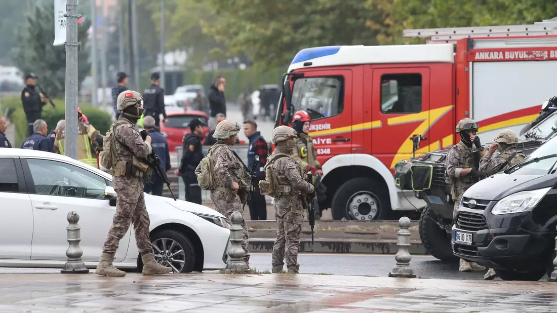 Ein Selbstmordattentäter hat im Herzen der türkischen Hauptstadt Ankara einen Sprengsatz gezündet. Soldaten und Polizisten arbeiten am Explosionsort. - Bild: Mustafa Kaya/XinHua/dpa