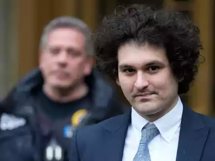 Sam Bankman-Fried ist Gründer der Digitalwährungs-Börse FTX und steht wegen Betrugs vor Gericht. - Foto: Seth Wenig/AP/dpa