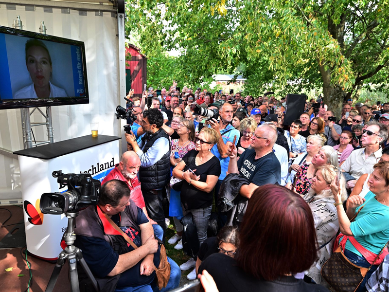 Alice Weidel äußerte sich in einer Videobotschaft bei einer Wahlkampf-Veranstaltung der AfD, unweit vom Deutsch-Deutschen Museum Mödlareuth. - Foto: Martin Schutt/dpa