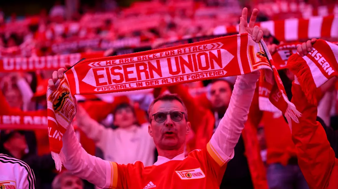 Die Union-Fans unterstützten ihre Mannschaft im Olympiastadion lautstark. - Bild: Sebastian Christoph Gollnow/dpa