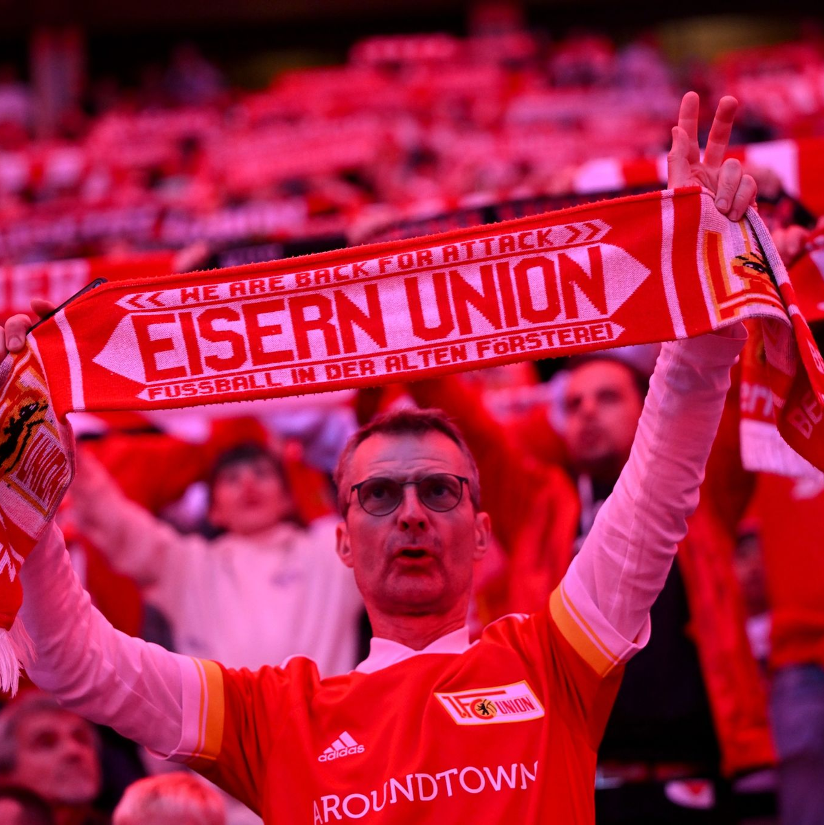 Die Union-Fans unterstützten ihre Mannschaft im Olympiastadion lautstark. - Foto: Sebastian Christoph Gollnow/dpa