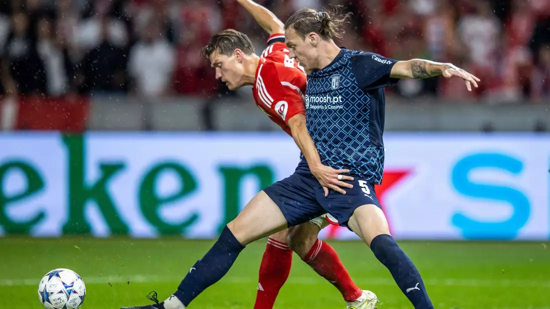 Berlins Kevin Behrens (l) im Kampf mit Serdar Saatci von SC Braga um den Ball. - Bild: Andreas Gora/dpa