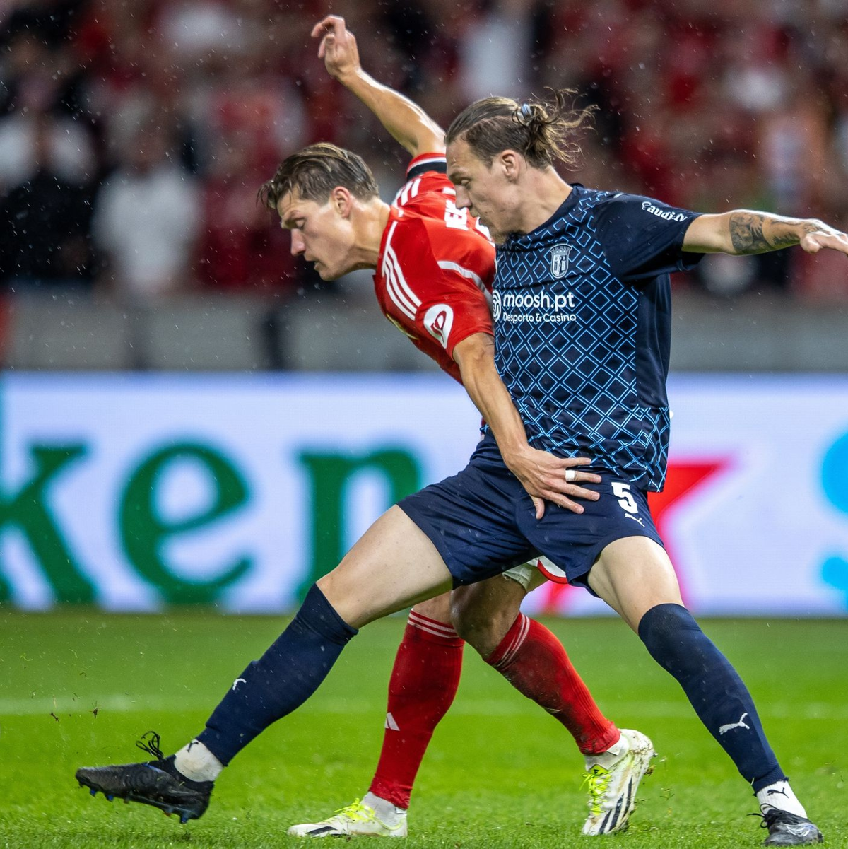 Berlins Kevin Behrens (l) im Kampf mit Serdar Saatci von SC Braga um den Ball. - Foto: Andreas Gora/dpa