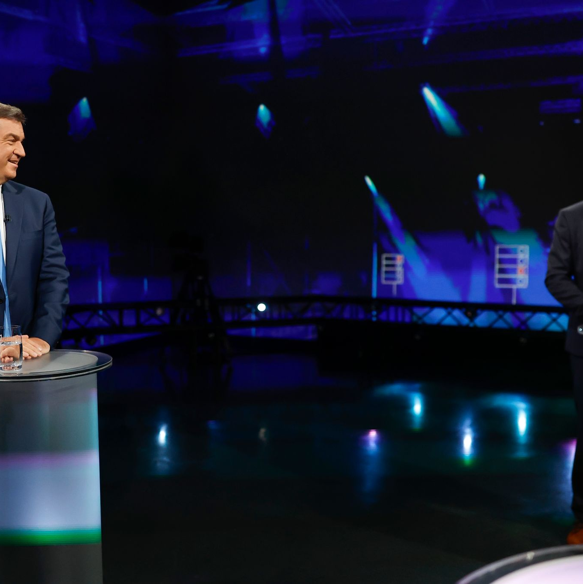 Markus Söder (CSU, l) und Ludwig Hartmann (Bündnis 90/Die Grünen) dürften auf die Wahlergebnisse am Wochenende gespannt sein. - Foto: Daniel Löb/dpa