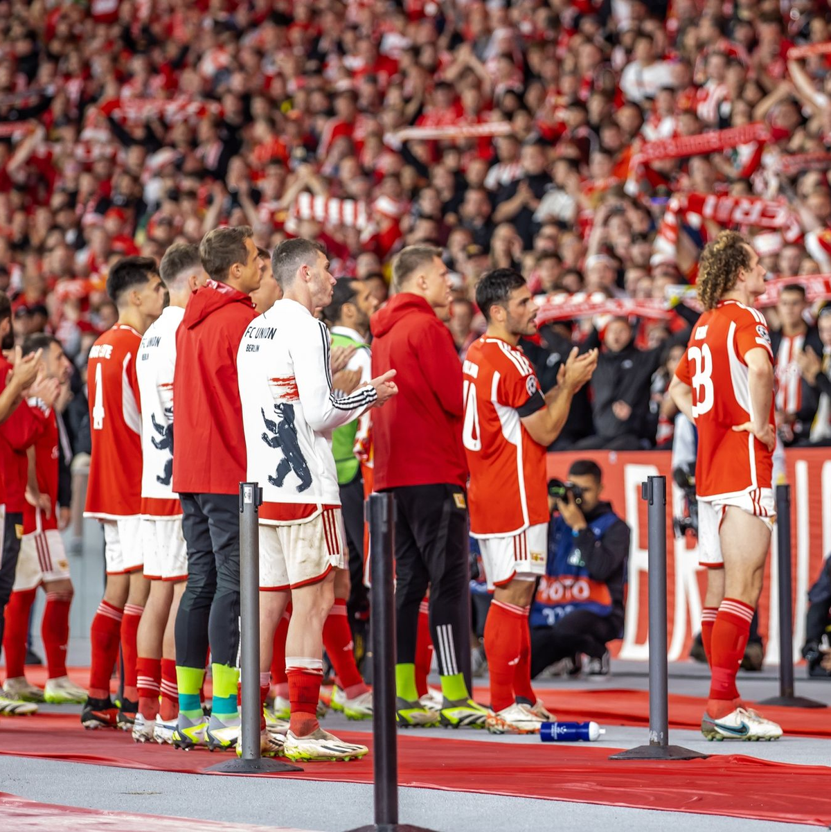Die Spieler von Union Berlin wurden nach der Niederlage von ihren Fans gefeiert. - Foto: Andreas Gora/dpa