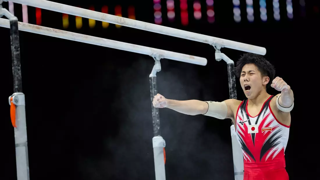 Kaito Sugimoto und die japanischen Turner holten die Goldmedaille. - Bild: Geert Vanden Wijngaert/AP/dpa