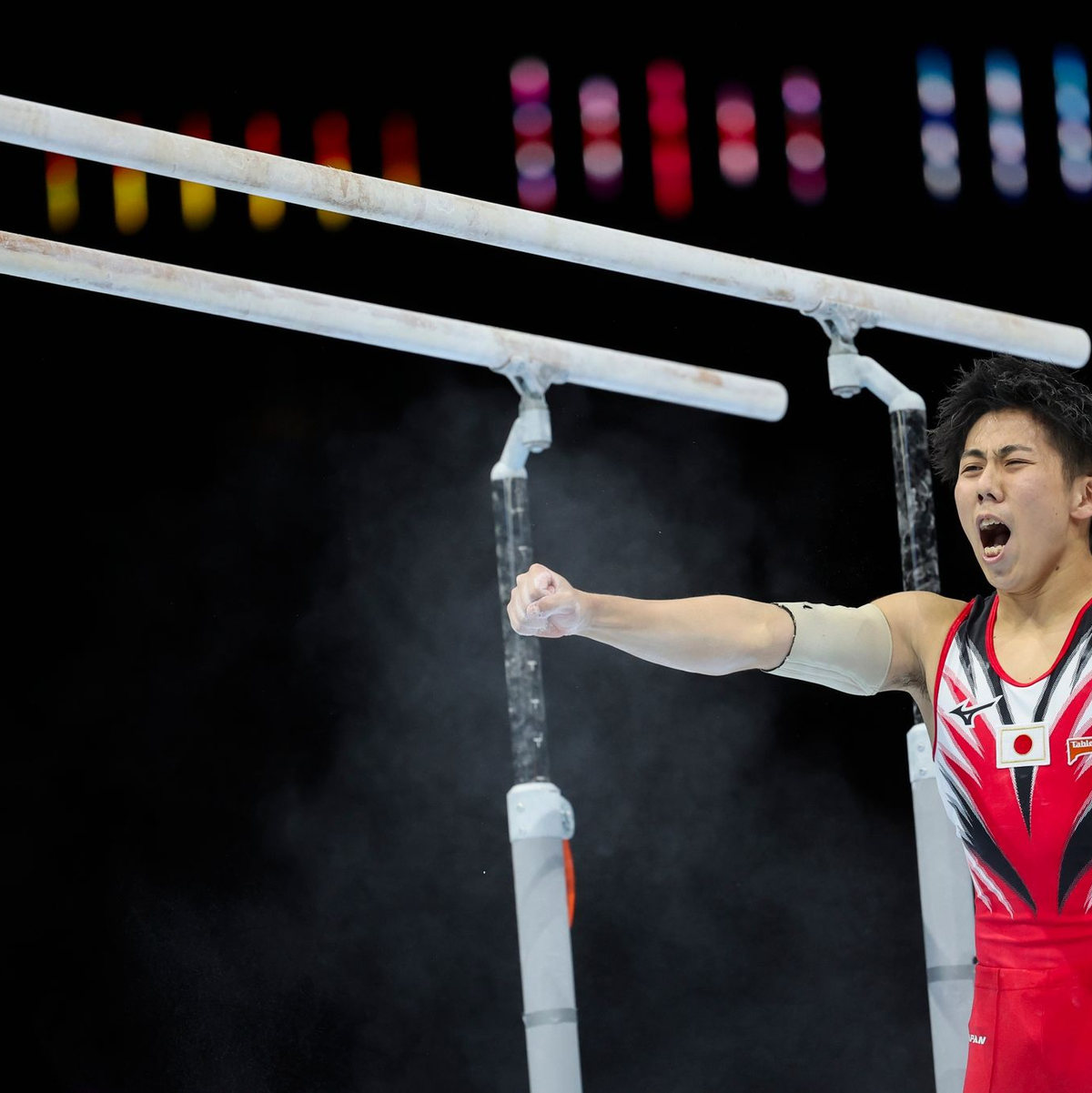 Kaito Sugimoto und die japanischen Turner holten die Goldmedaille. - Foto: Geert Vanden Wijngaert/AP/dpa