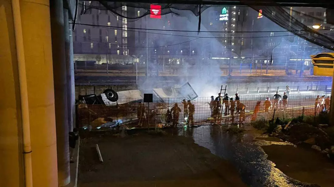 Beamte der italienischen Staatspolizei sind am Unfallort in der Nähe der Stadt Venedig. - Bild: -/Italian State Police via AP/dpa