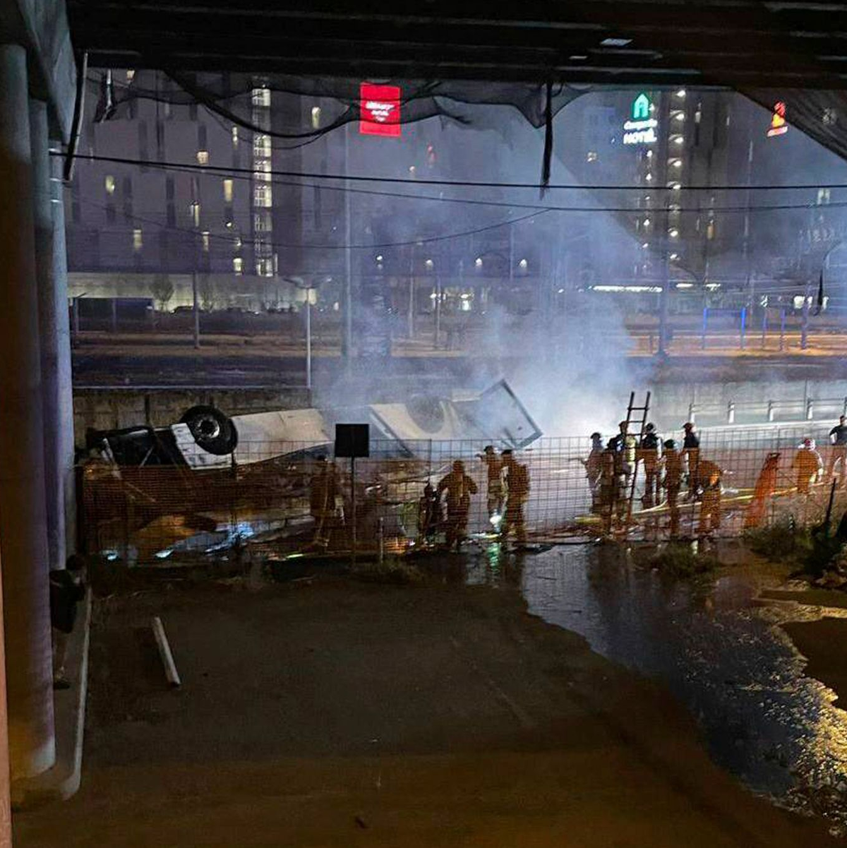 Beamte der italienischen Staatspolizei sind am Unfallort in der Nähe der Stadt Venedig. - Foto: -/Italian State Police via AP/dpa