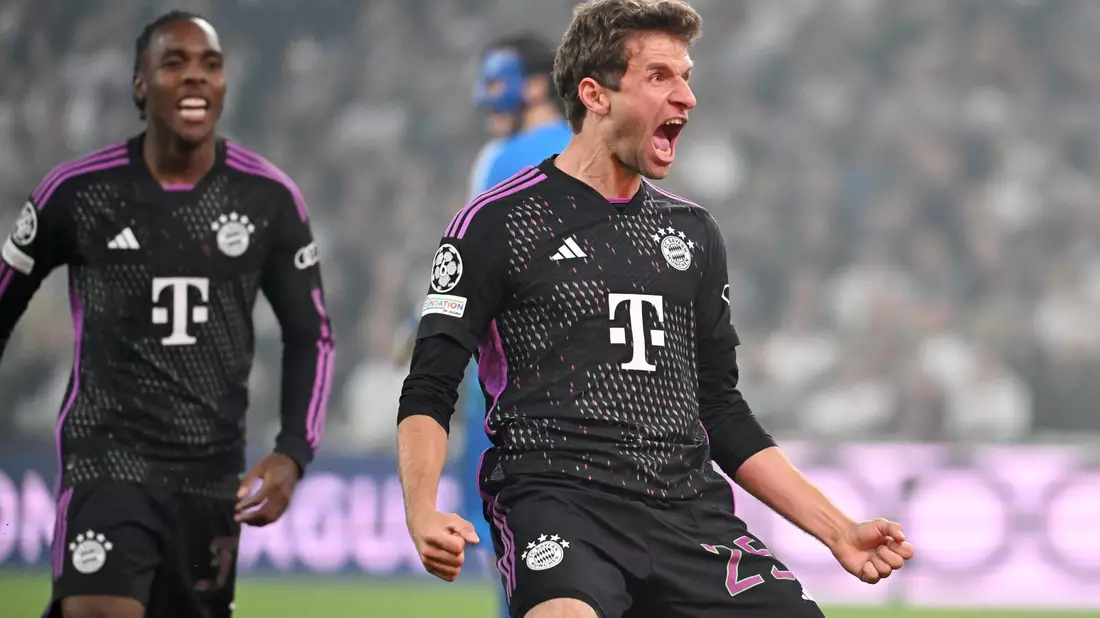 Die eingewechselten Thomas Müller (r) und Mathys Tel brachten dem FC Bayern den Sieg. - Bild: Sven Hoppe/dpa
