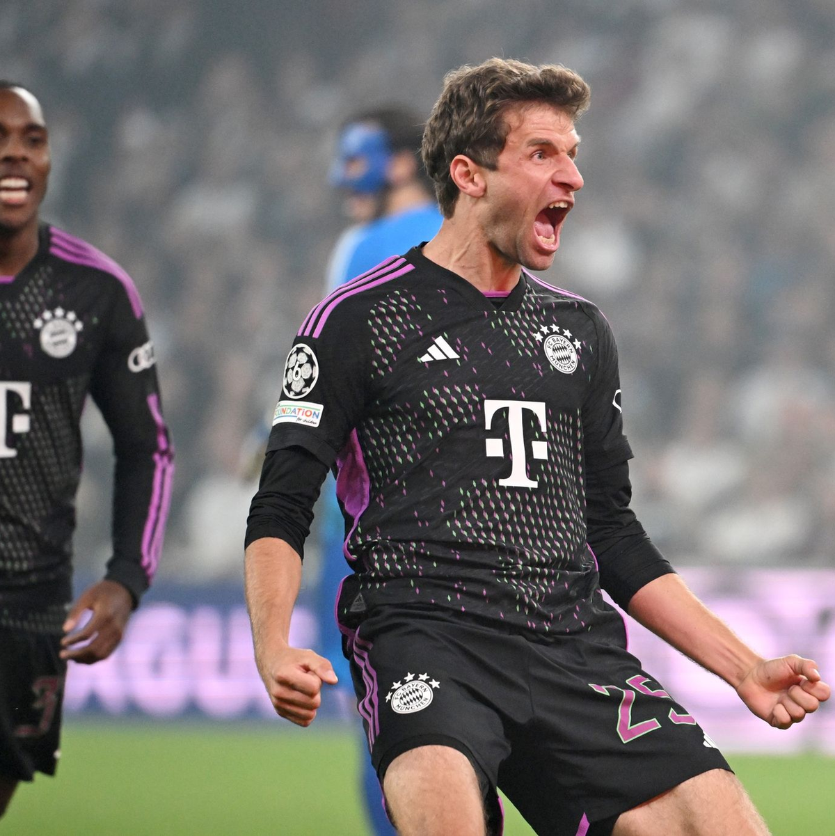 Die eingewechselten Thomas Müller (r) und Mathys Tel brachten dem FC Bayern den Sieg. - Foto: Sven Hoppe/dpa