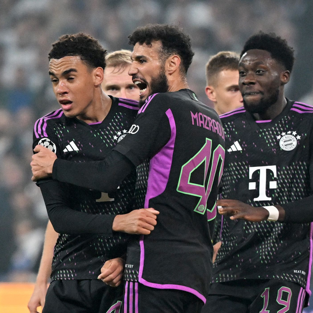 Jamal Musiala (l) erzielte den Ausgleich für den FC Bayern. - Foto: Sven Hoppe/dpa