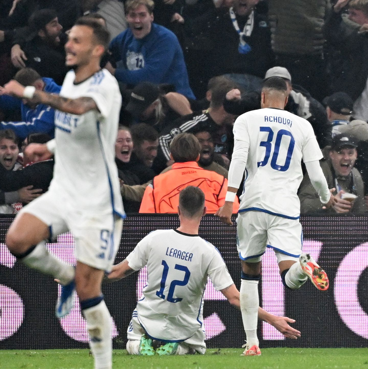 Lukas Lerager (M) brachte das Heimteam aus Kopenhagen zunächst in Führung. - Foto: Sven Hoppe/dpa