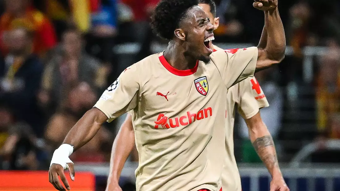 Elye Wahi von RC Lens traf beim Sieg über den FC Arsenal. - Bild: Matthieu Mirville/ZUMA Press Wire/dpa