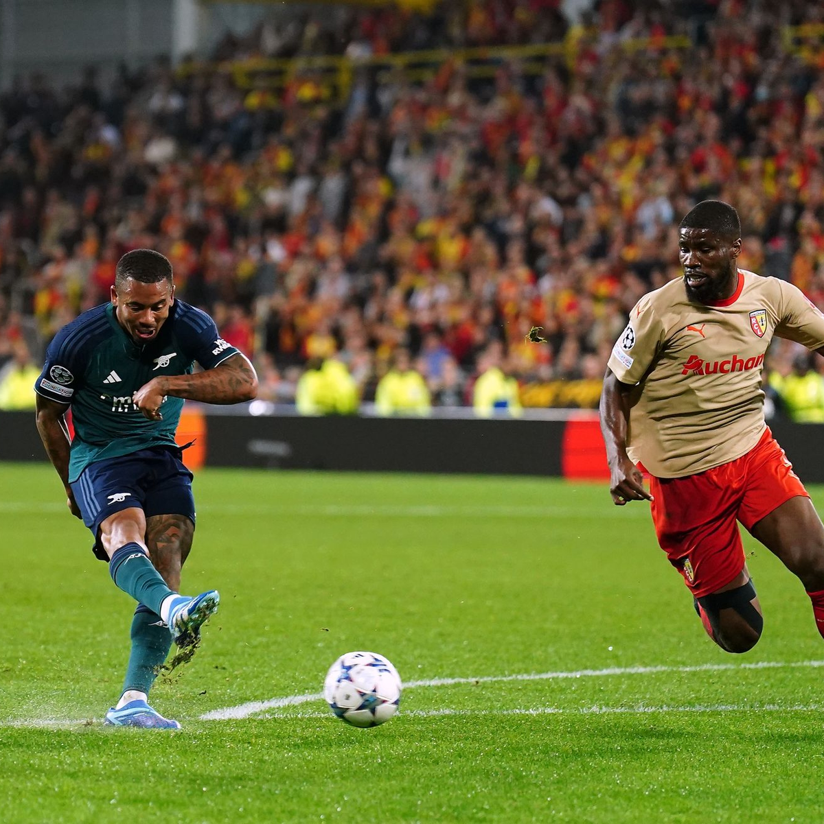 Stürmer Gabriel Jesus (l) traf zur zwischenzeitlichen Führung des FC Arsenal in Lens. - Foto: Mike Egerton/PA Wire/dpa