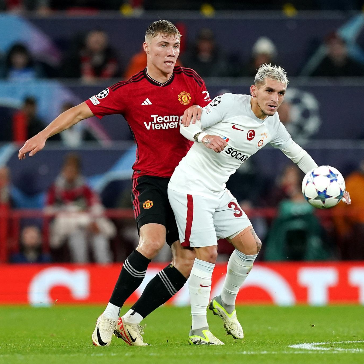 Rasmus Hojlund (l) und Lucas Torreira im Zweikampf um den Ball. - Foto: Martin Rickett/PA Wire/dpa