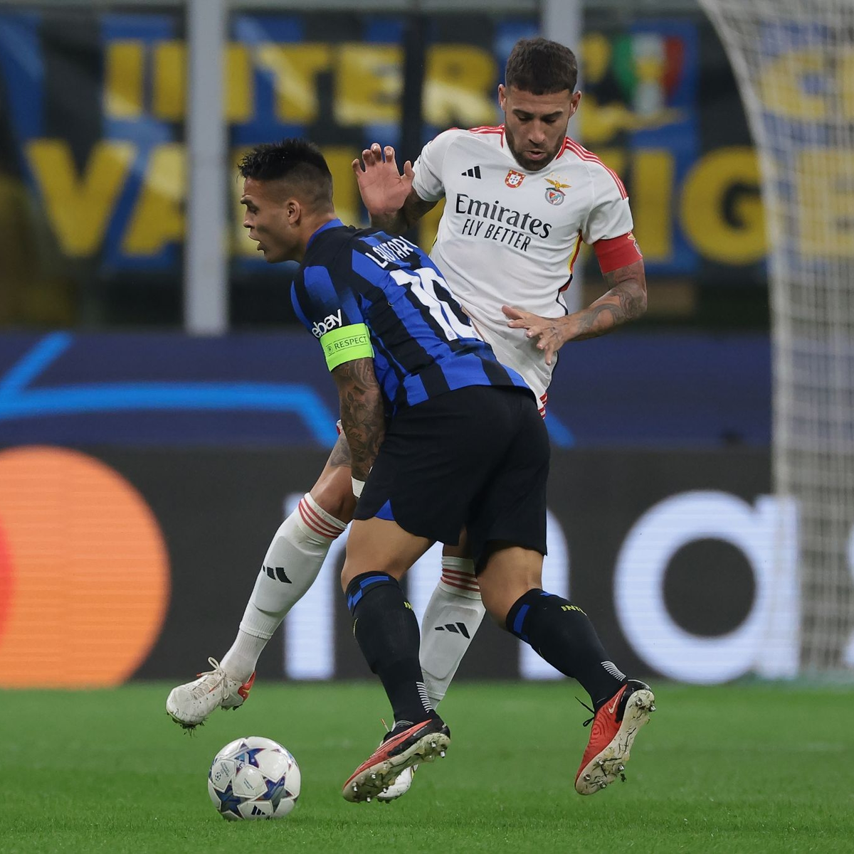 Inter Mailand und Benfica Lissabon lieferten sich eine umkämpfte Partie. - Foto: Jonathan Moscrop/CSM via ZUMA Press Wire/dpa