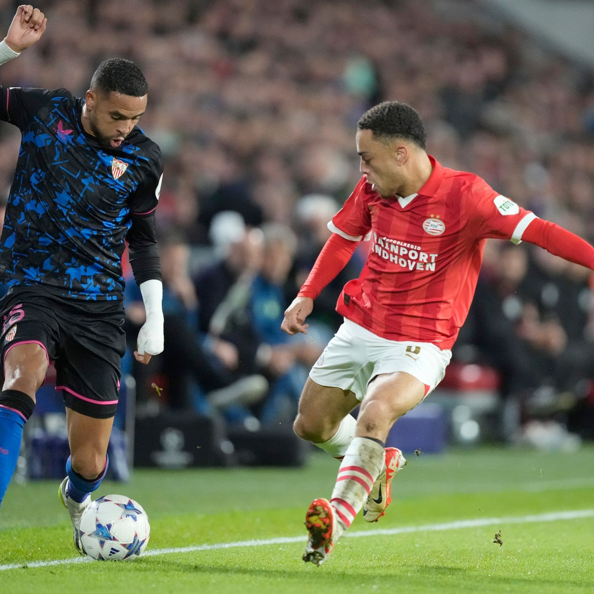 Sevillas Youssef En-Nesyri (l) kämpft mit PSVs Sergino Dest um den Ball. - Foto: Peter Dejong/AP