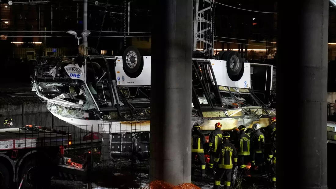 Italienische Feuerwehrleute arbeiten nach dem Busunglück an der Unfallstelle. - Bild: Antonio Calanni/AP