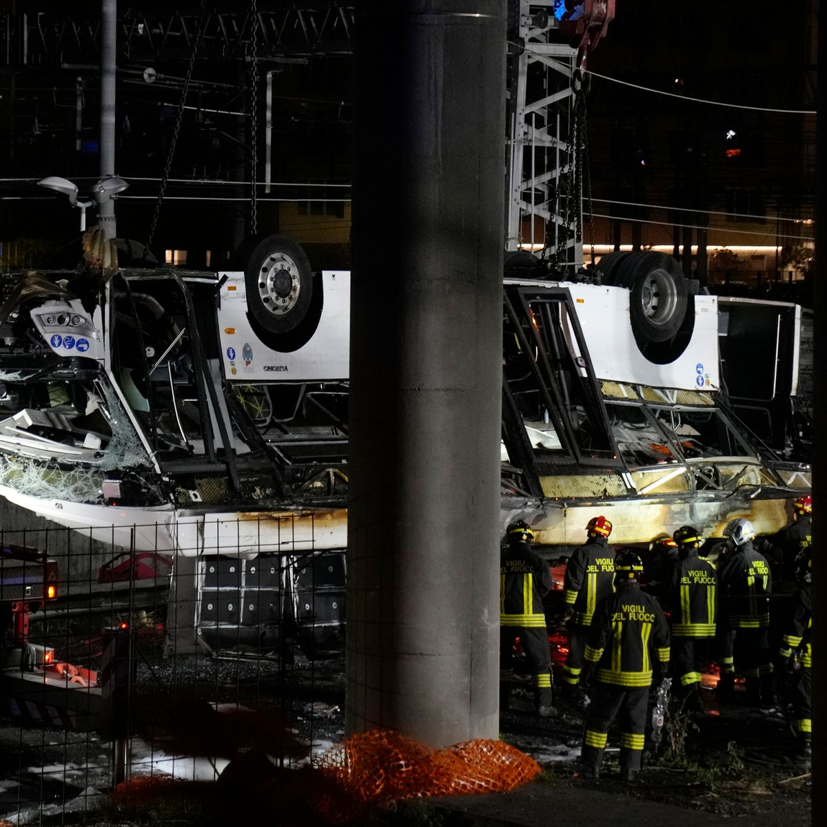 Italienische Feuerwehrleute arbeiten nach dem Busunglück an der Unfallstelle. - Foto: Antonio Calanni/AP