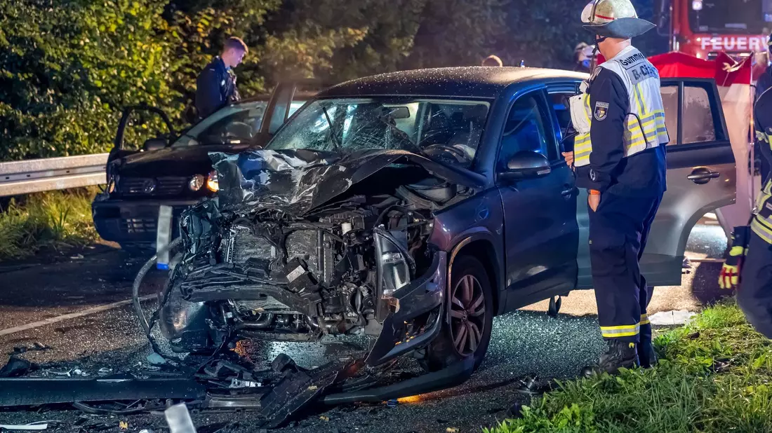 Feuerwehr und Polizei sind an der Unfallstelle in Gummersbach im Einsatz. - Bild: Markus Klümper/dpa