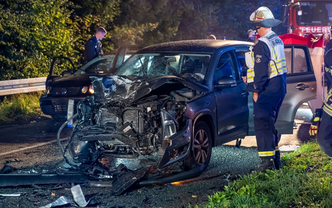 Feuerwehr und Polizei sind an der Unfallstelle in Gummersbach im Einsatz. - Foto: Markus Klümper/dpa