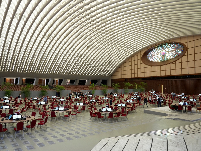 Der Arbeitsbereich für die Weltsynode. - Foto: Gregorio Borgia/AP/dpa