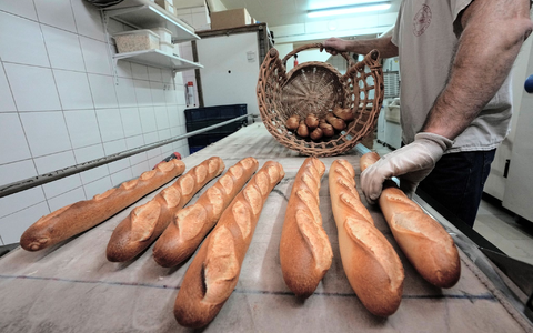 Der Gesundheit zuliebe: Baguettes in Frankreich werden zukünftig weniger salzig sein. - Foto: Michel Euler/AP/dpa