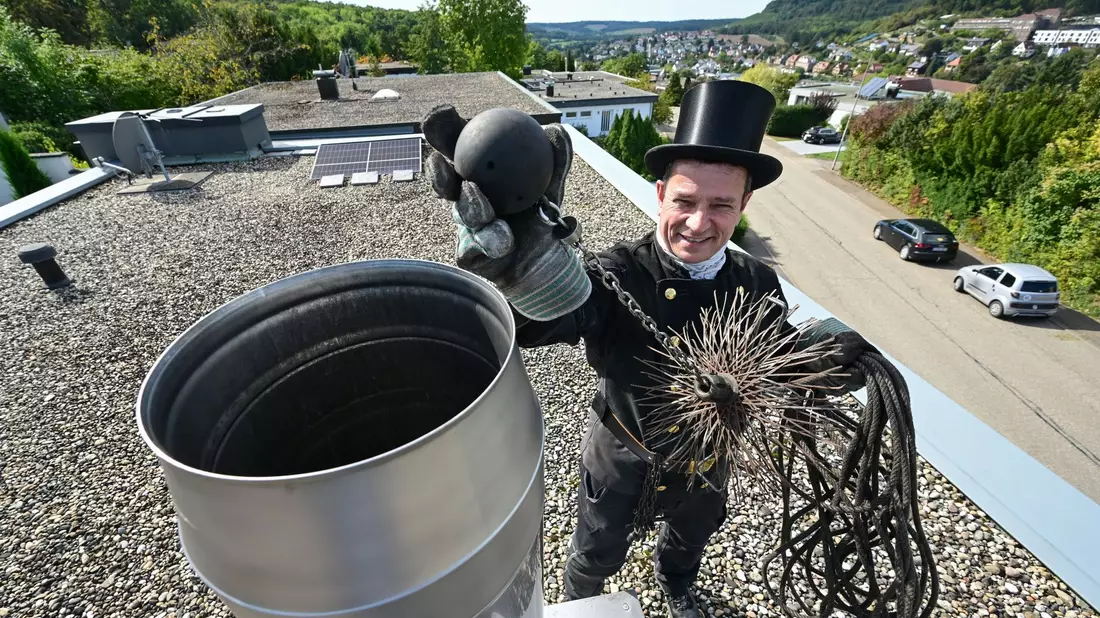 Viele Schornsteinfeger sind längst ausgebildete Energieberater. - Bild: Bernd Weißbrod/dpa